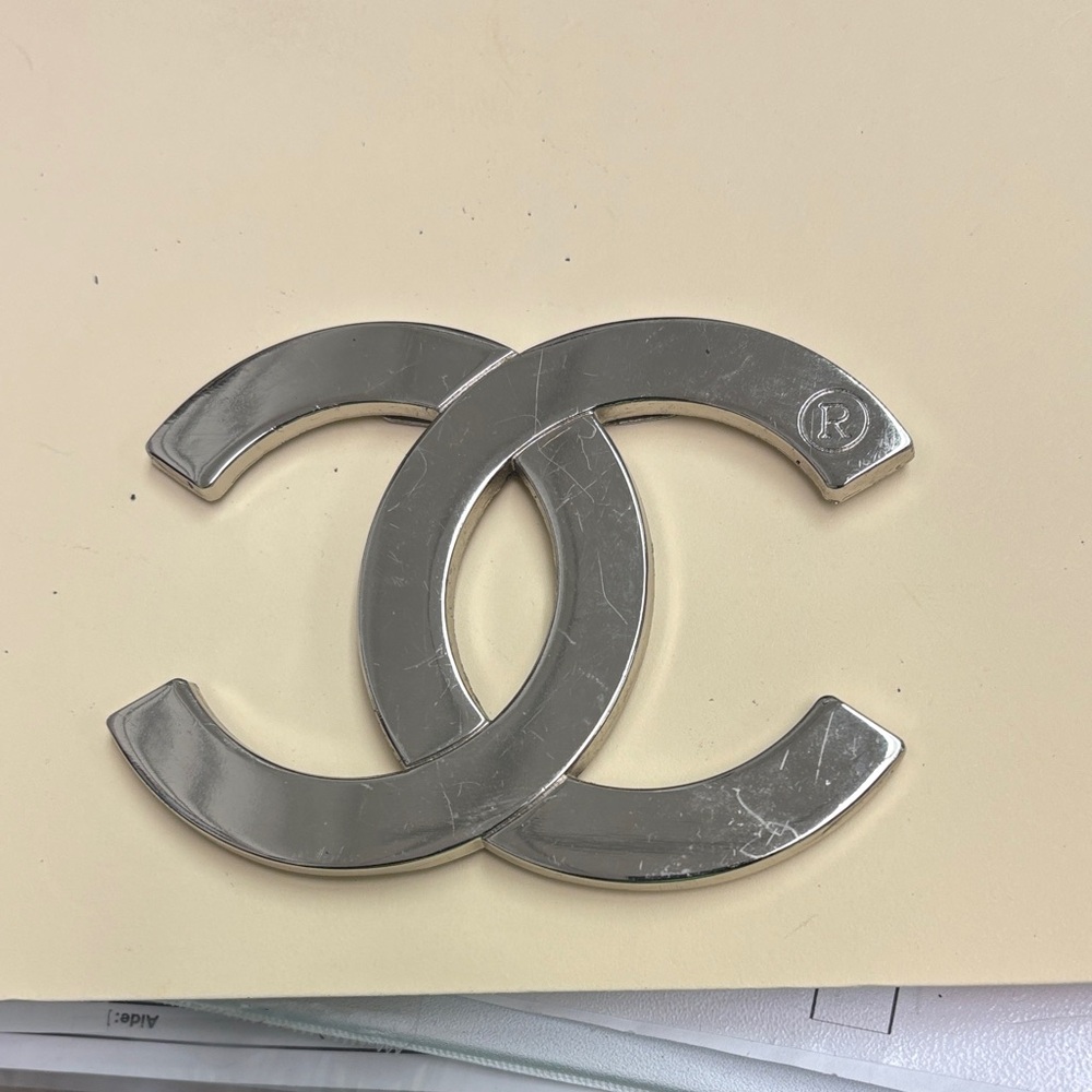 CHANEL Metallic Silver Interlocking Logo Pin - Picture 2 of 5